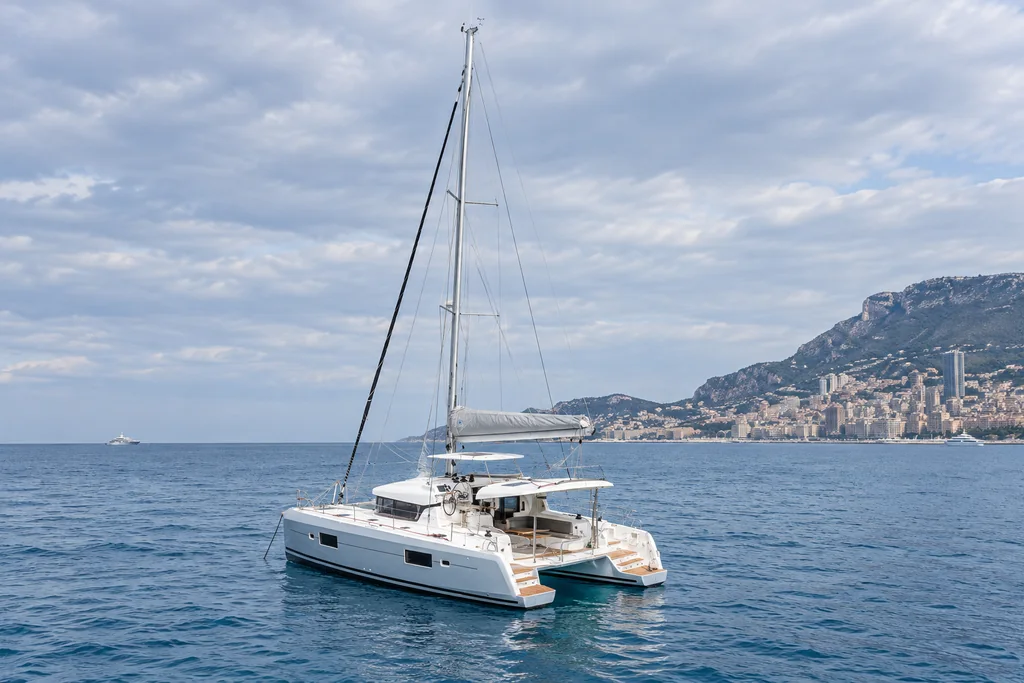 Lagoon 42 sur la côte de Monaco