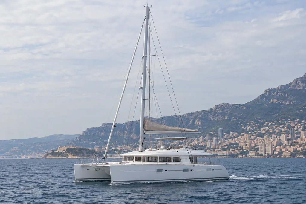 Lagoon 620 sur la côte de Monaco